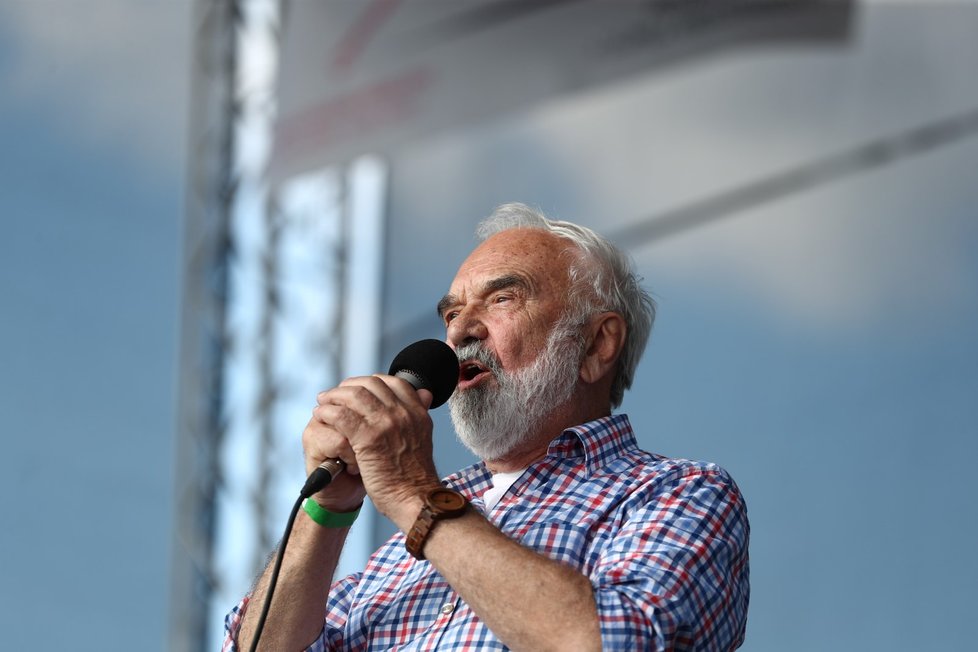 Herec a scenárista Zdeněk Svěrák během svého vystoupení na letenské demonstraci (23. 6. 2019)