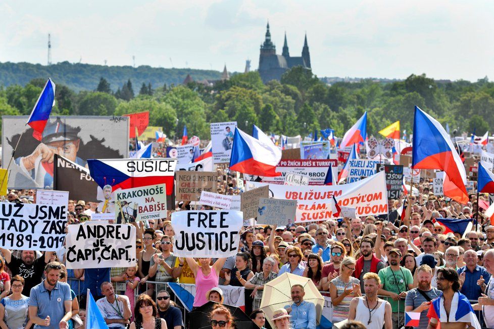 Demonstrace proti premiérovi Andreji Babišovi na Letné (23. 6. 2019)