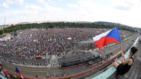 Vysílali jsme: „Máme toho dost,“ vzkázala Letná na největší demonstraci od pádu komunismu