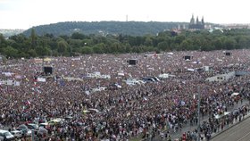 Demonstrace proti premiérovi Andreji Babišovi na Letné (23. 6. 2019)