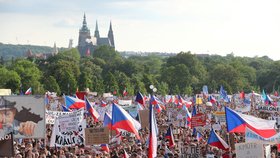 Demonstrace za nezávislost justice a lepší vládu na Letné (23. 6. 2019)