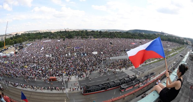 Vysílali jsme: „Máme toho dost,“ vzkázala Letná na největší demonstraci od pádu komunismu