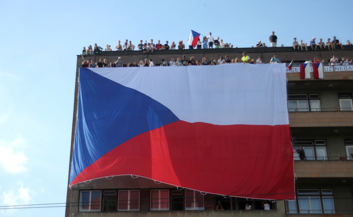 Lidmi obsypaný nájemní dům Molochov během demonstrace proti premiérovi Andreji Babišovi na Letné (23. 6. 2019)