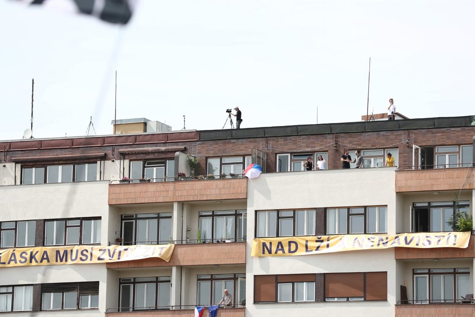 Transparenty vyjadřující podporu demonstrantům na nájemním domě Molochov naproti Letenské pláni (23. 6. 2019)