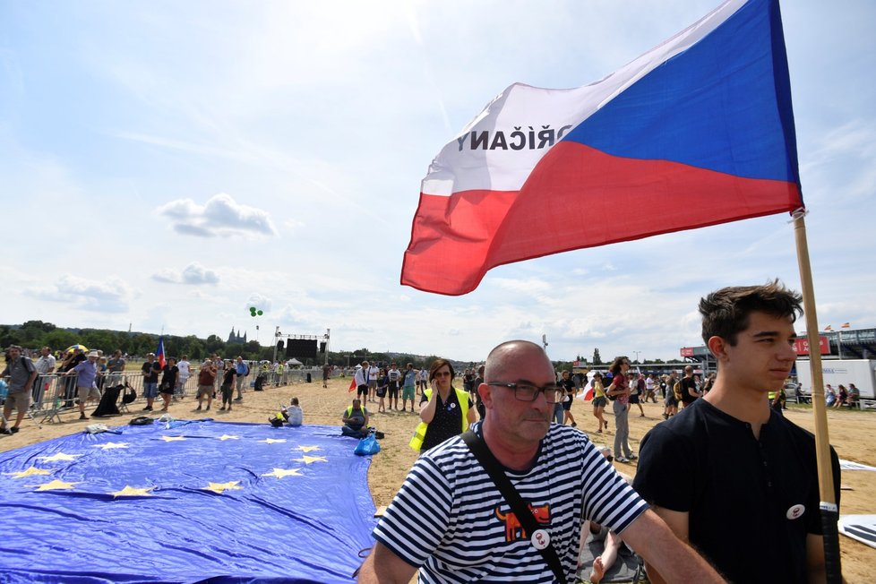 Účastníci demonstrace na Letné (23. 6. 2019)