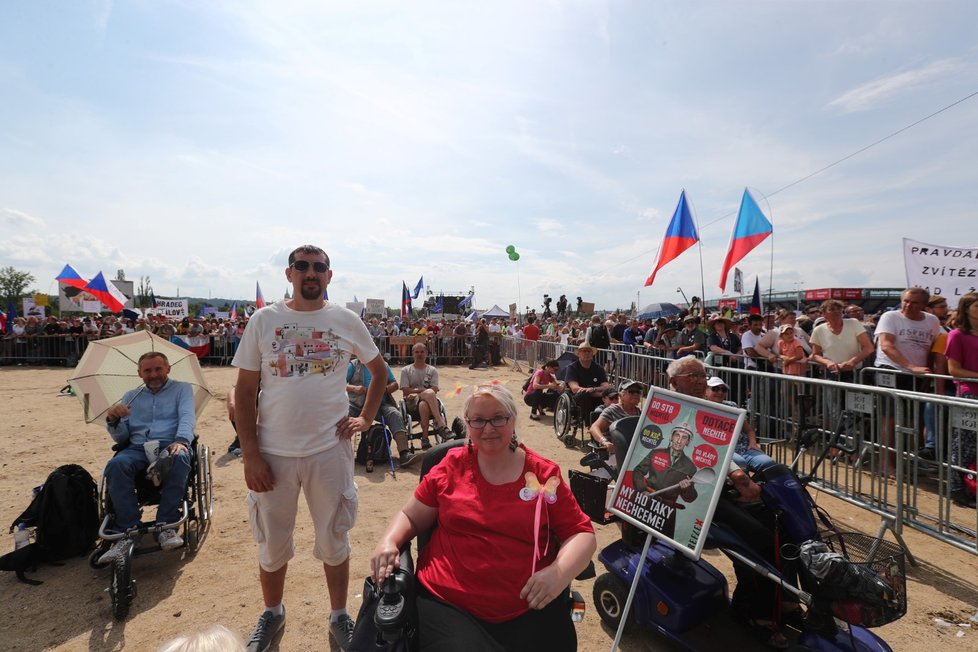 Mezi účastníky demonstrace na Letné jsou i pohybově znevýhodnění občané (23. 6. 2019)