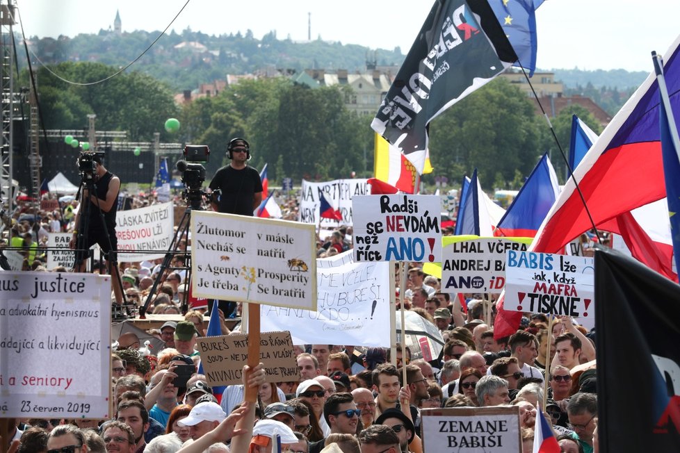 Účastníci demonstrace na Letné (23. 6. 2019)