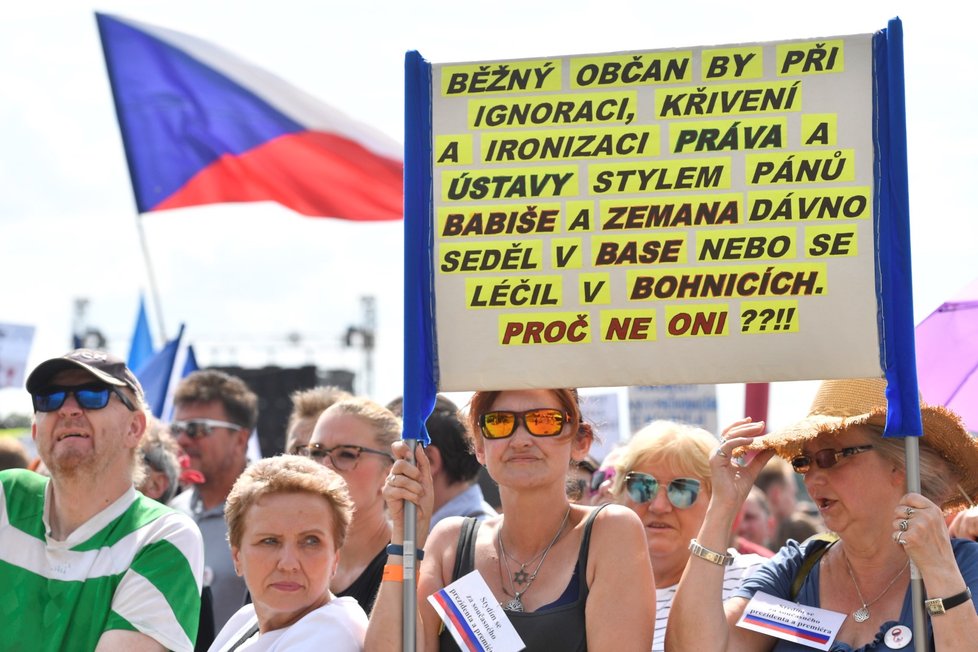 Účastníci demonstrace na Letné s transparenty vystupujícími proti předsedovi vlády Babišovi (23. 6. 2019)