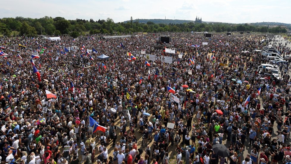 Demonstrace proti premiérovi Andreji Babišovi na Letné (23. 6. 2019)