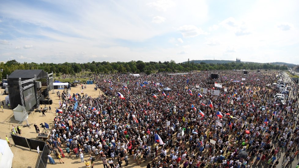 Demonstrace proti premiérovi Andreji Babišovi na Letné (23. 6. 2019)