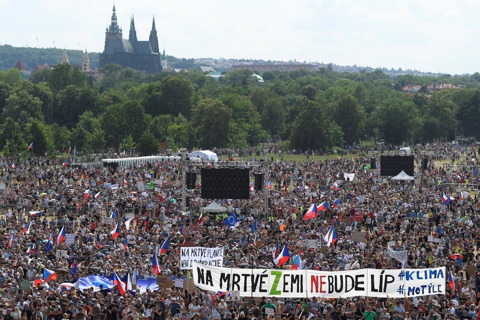 Demonstrace proti premiérovi Andreji Babišovi na Letné (23. 6. 2019)