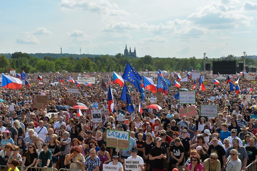 Demonstrace proti premiérovi Andreji Babišovi na Letné (23. 6. 2019)