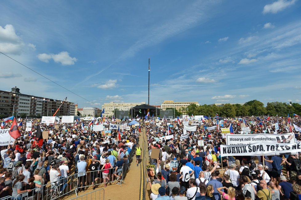 Demonstrace proti premiérovi Andreji Babišovi na Letné (23. 6. 2019)