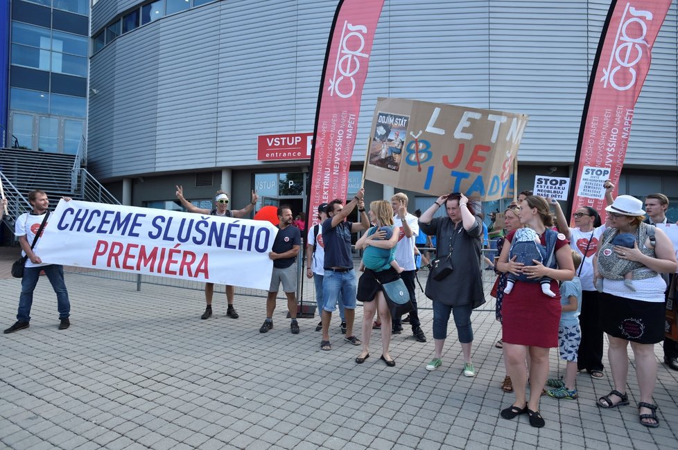 Demonstranti hlásící se k účastníkům protestu na Letné jsou přítomni i na slavnostním zahájení IX. Letní olympiády dětí a mládeže v Liberci (23. 6. 2019)