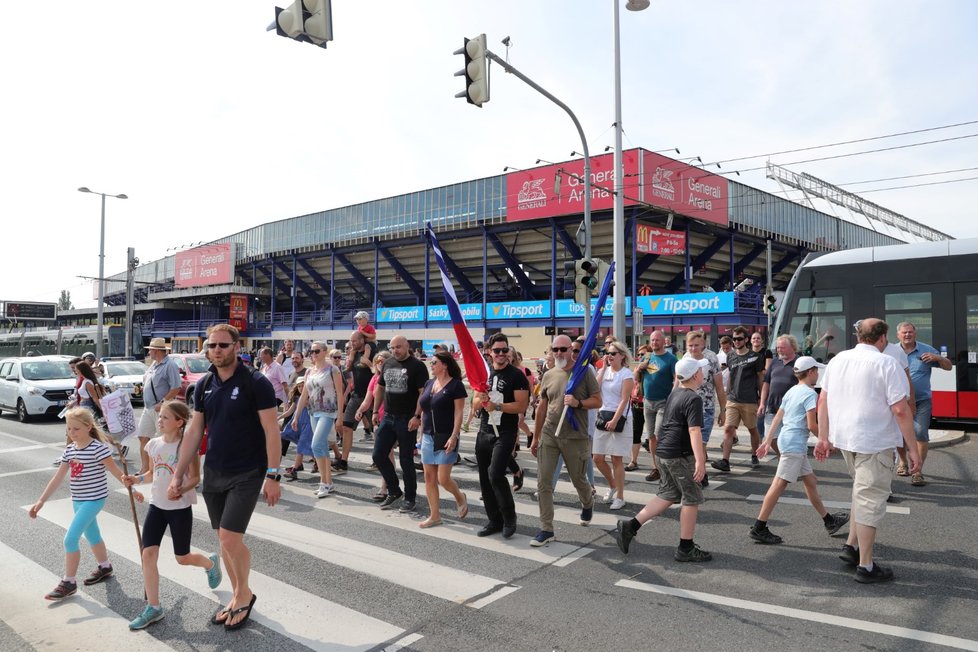 Příchozí účastníci demonstrace na Letné (23. 6. 2019)