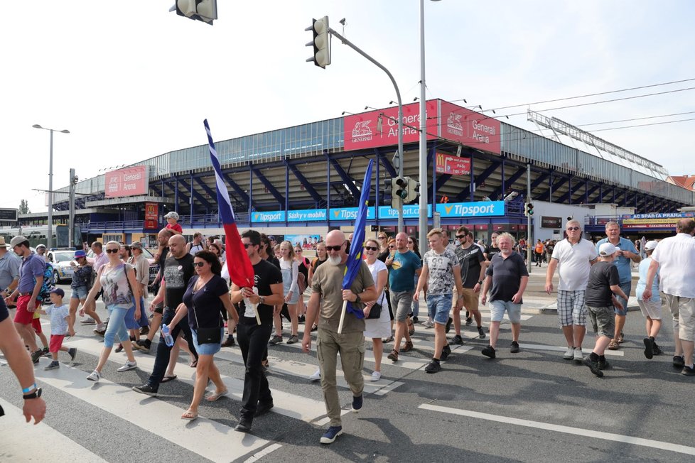 Příchozí účastníci demonstrace na Letné (23. 6. 2019)