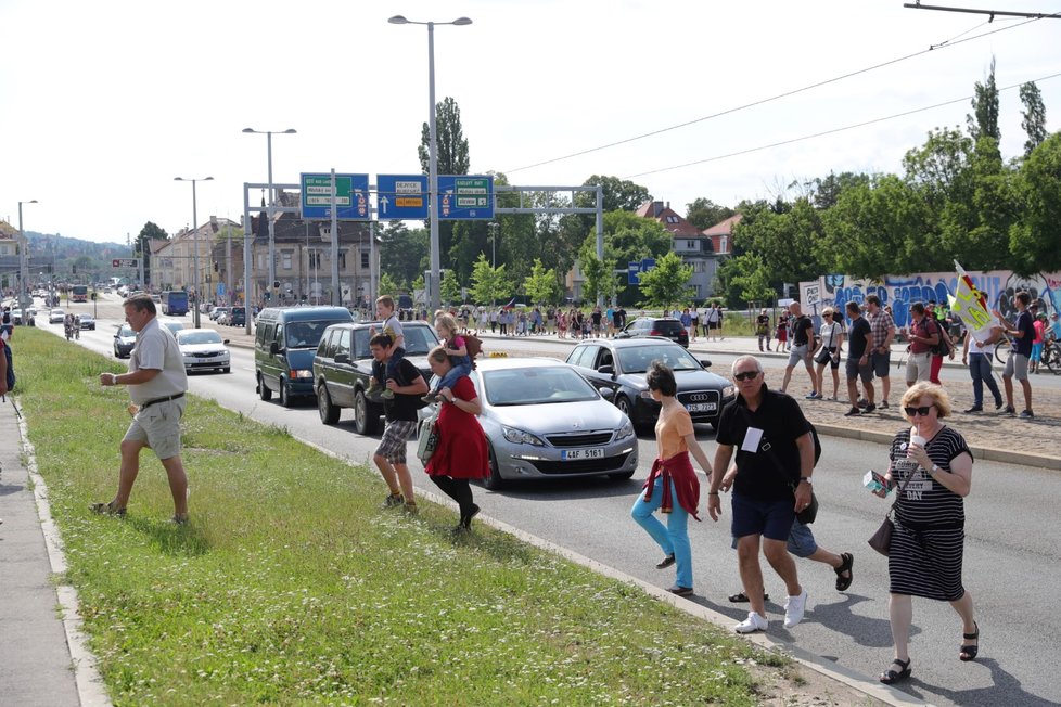 Příchozí účastníci demonstrace na Letné (23. 6. 2019