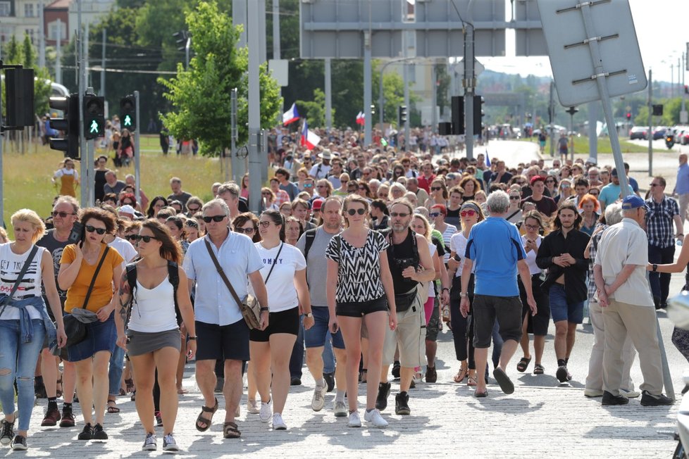 Příchozí účastníci demonstrace na Letné (23. 6. 2019