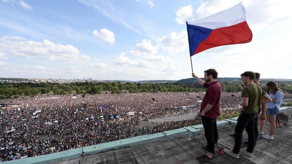 Demonstrace proti premiérovi Andreji Babišovi na Letné (23. 6. 2019)