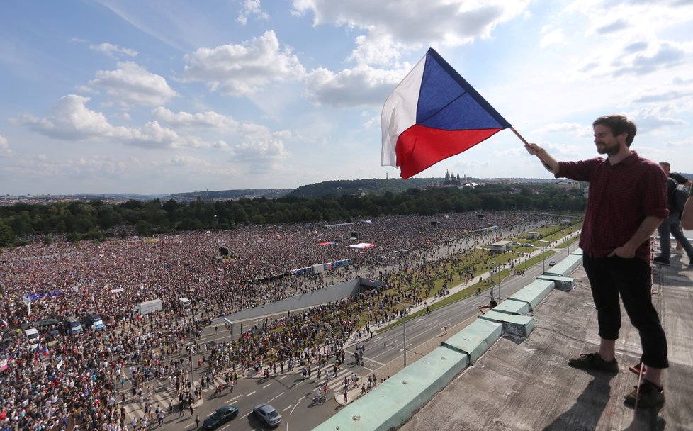 Demonstrace proti premiérovi Andreji Babišovi na Letné (23. 6. 2019)