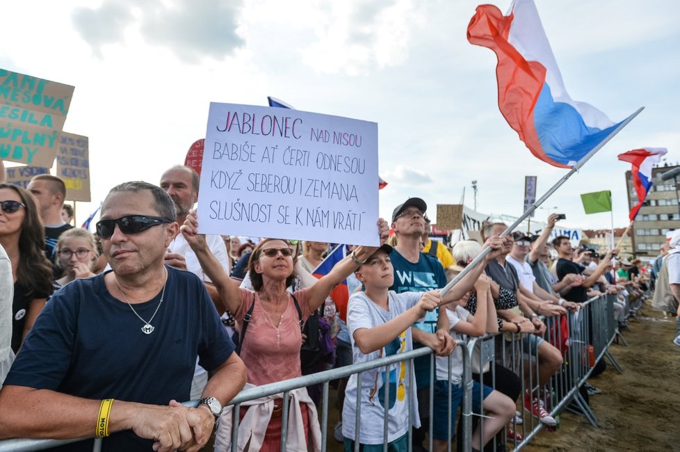 Účastníci demonstrace na Letné (23. 6. 2019)