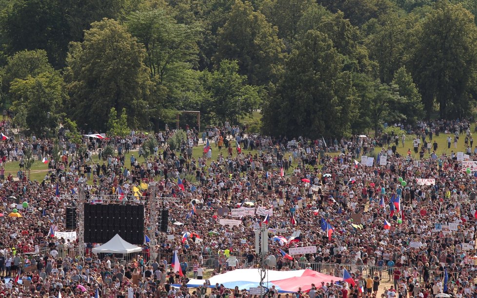 Demonstrace proti premiérovi Andreji Babišovi na Letné (23. 6. 2019)