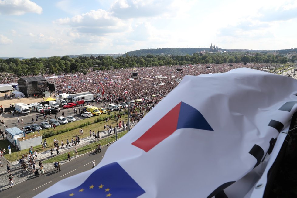 Demonstrace proti premiérovi Andreji Babišovi na Letné (23. 6. 2019)