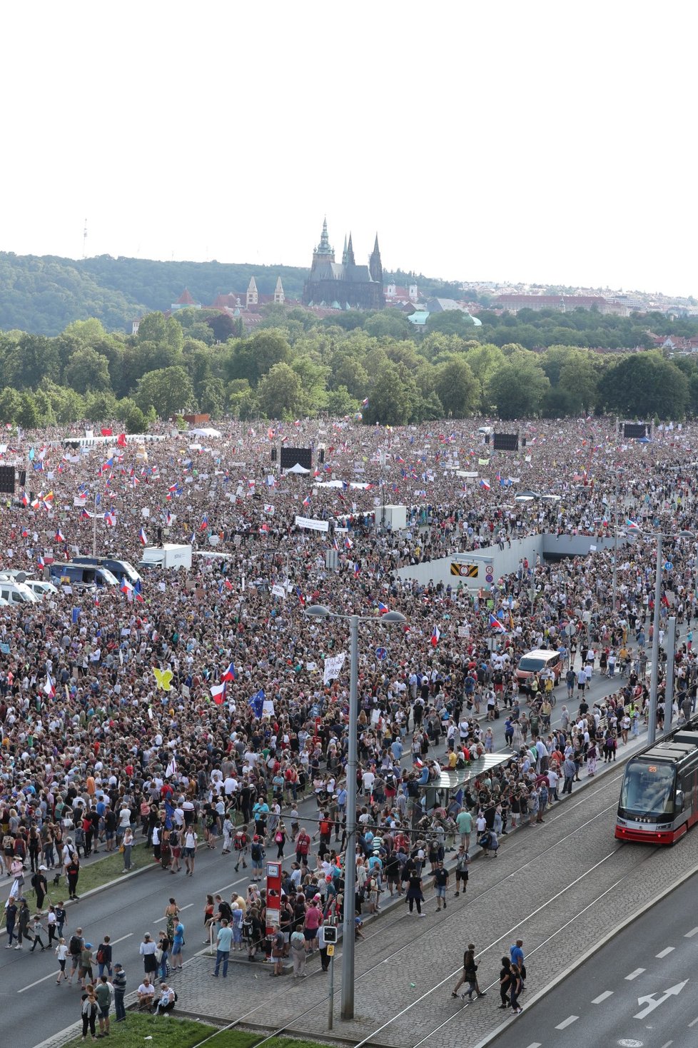 Demonstrace proti premiérovi Andreji Babišovi na Letné (23. 6. 2019)