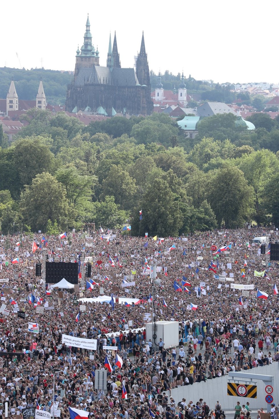 Demonstrace proti premiérovi Andreji Babišovi na Letné (23. 6. 2019)