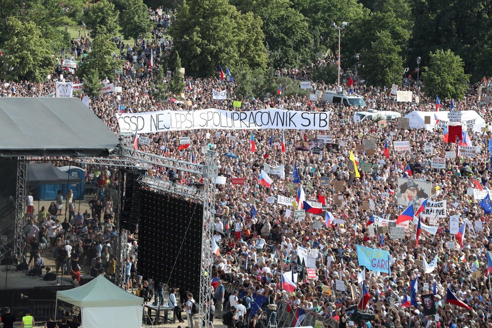 Demonstrace proti premiérovi Andreji Babišovi na Letné (23. 6. 2019)