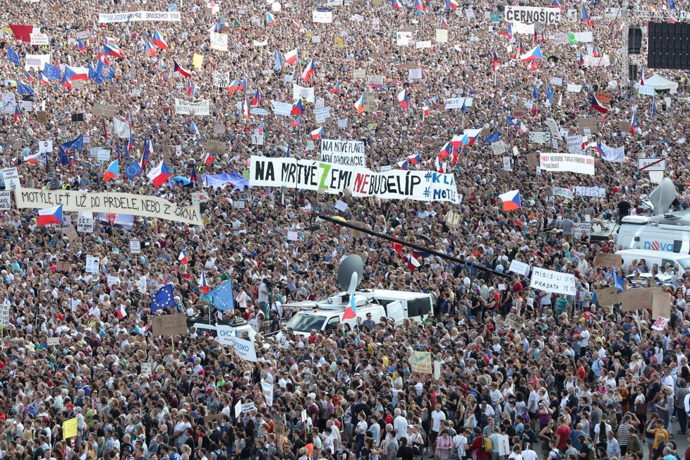 Demonstrace proti premiérovi Andreji Babišovi na Letné (23. 6. 2019)