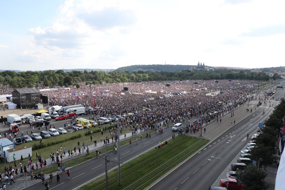 Demonstrace proti premiérovi Andreji Babišovi na Letné (23. 6. 2019)