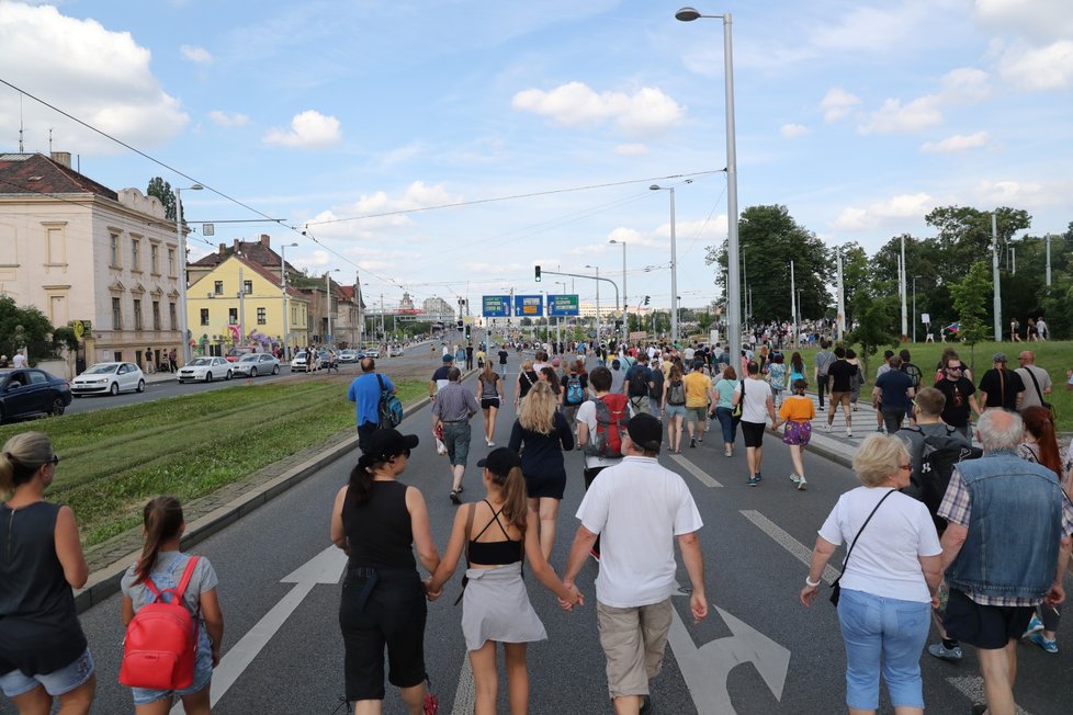 Někteří účastníci demonstraci šli na Letnou od Hradčanské pěšky (23. 6. 2019)