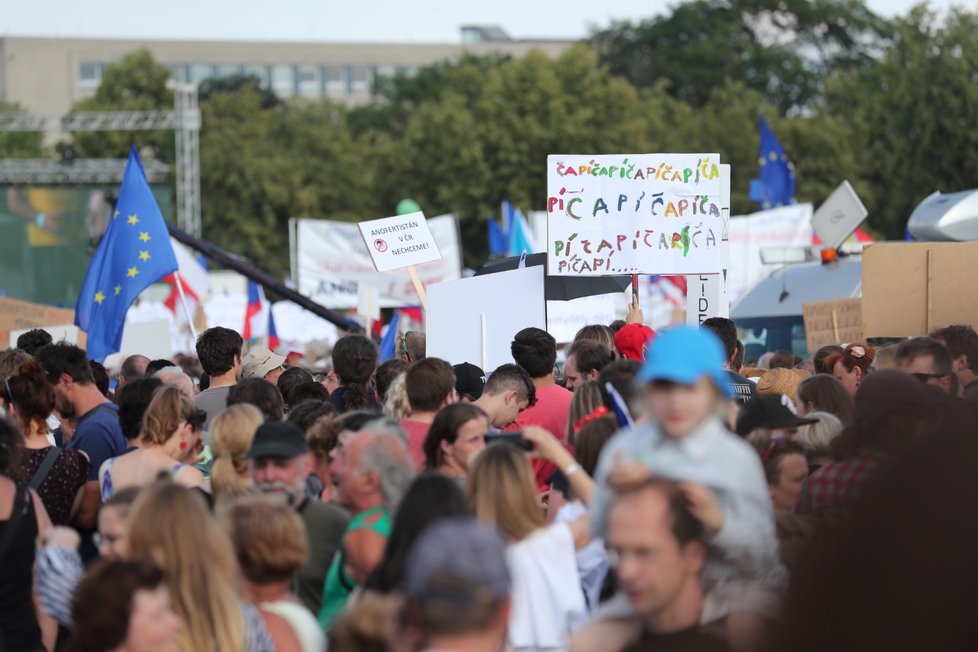 Účastníci demonstrace na Letné (23. 6. 2019)