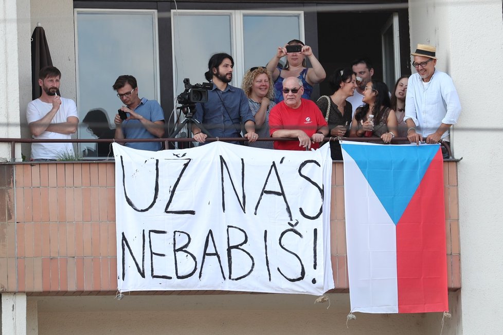 Demonstranti byli přítomní také na nedalekých střechách a balkonech. (23. 6. 2019)