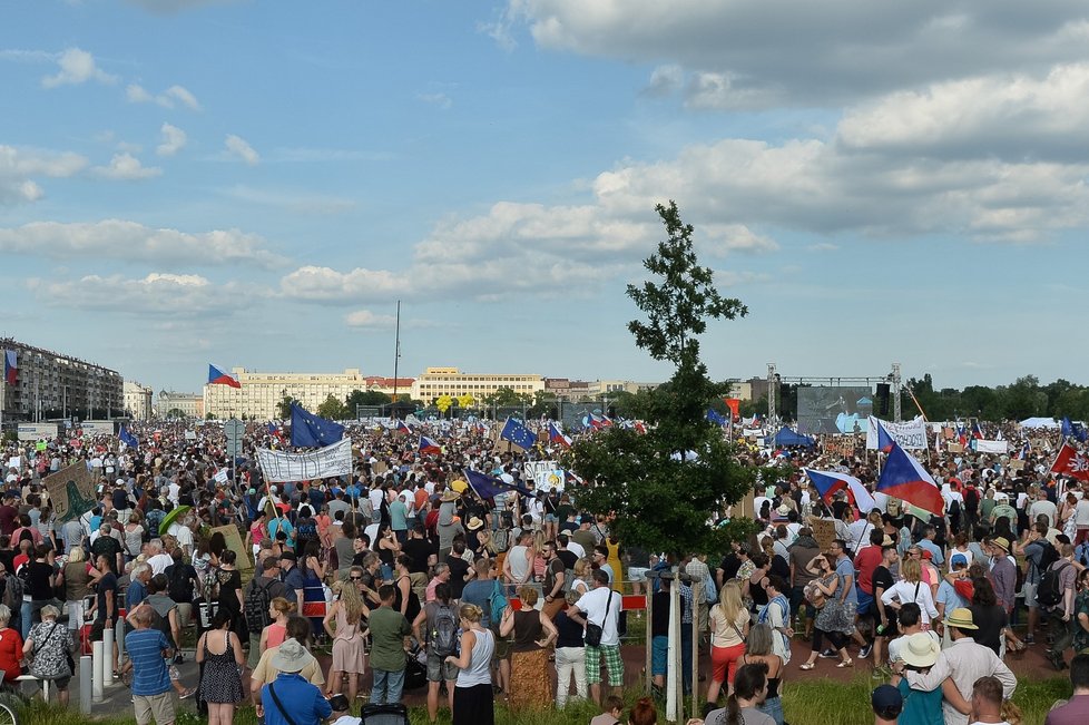 Demonstrace proti premiérovi Andreji Babišovi na Letné (23. 6. 2019)