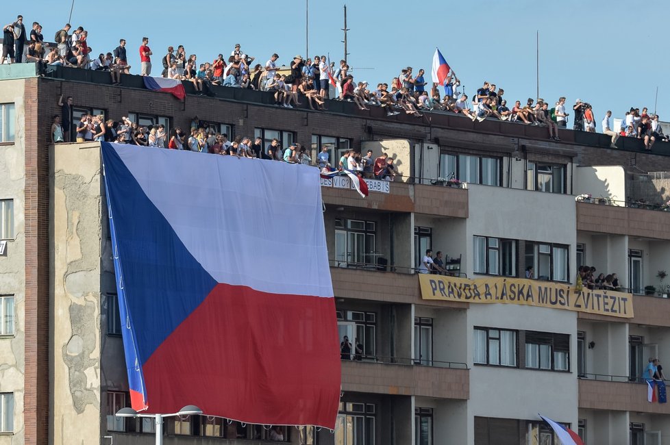 Zaplněná střecha nájemního domu Molochov během demonstrace proti premiérovi Andreji Babišovi na Letné (23. 6. 2019)