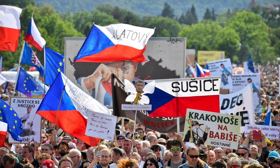 Demonstrace proti premiérovi Andreji Babišovi na Letné (23. 6. 2019)