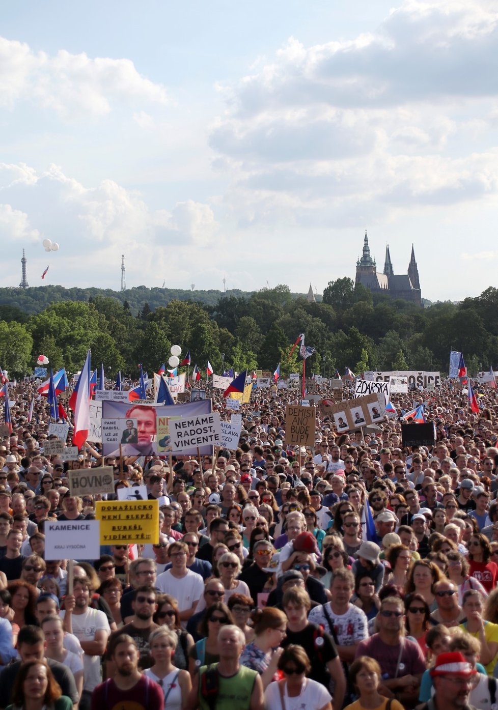 Demonstrace proti premiérovi Andreji Babišovi na Letné (23. 6. 2019)