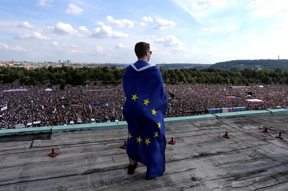 Zaplněná Letenská pláň během demonstrace za nezávislost justice a lepší vládu, kterou zorganizoval spolek Milion chvilek za demokracii (23. 6. 2019)