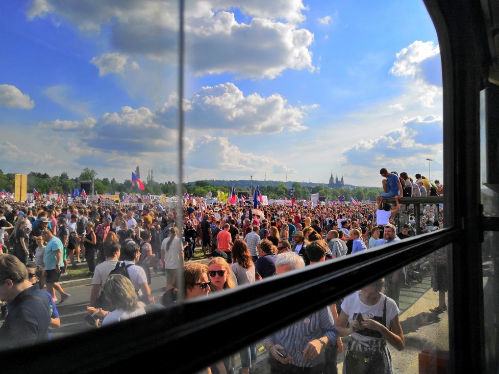 Pohled na zaplněnou Letenskou pláň z tramvaje na třídě Milady Horákové (23. 6. 2019)