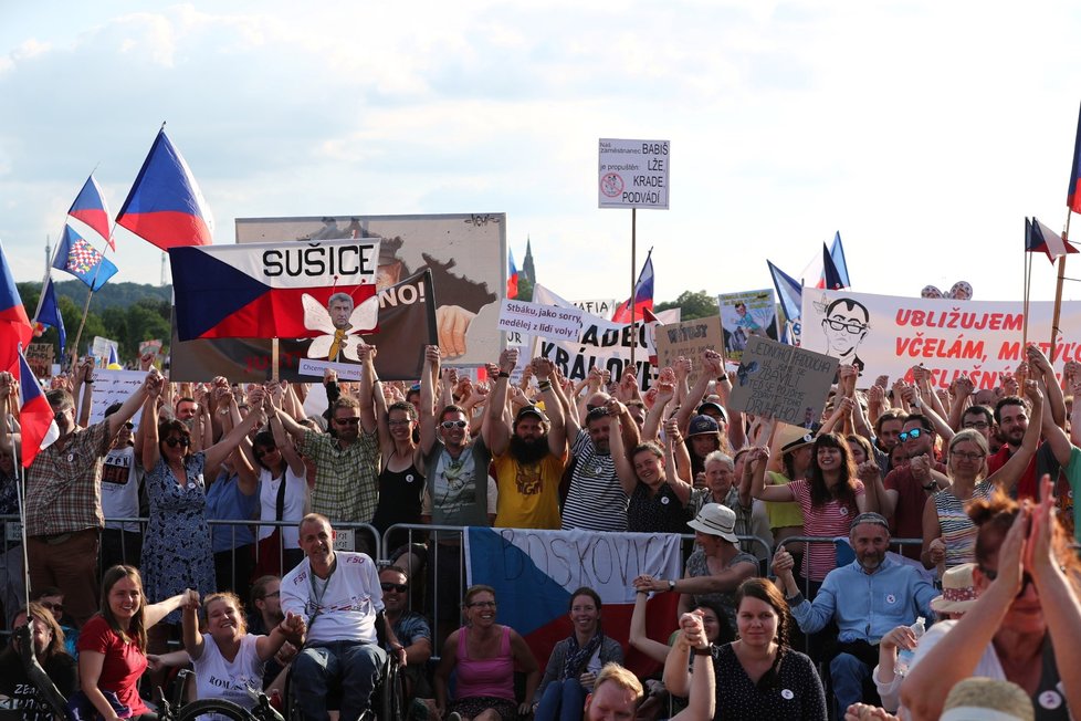 Účastníci demonstrace za nezávislost justice a lepší vládu na Letné (23. 6. 2019)