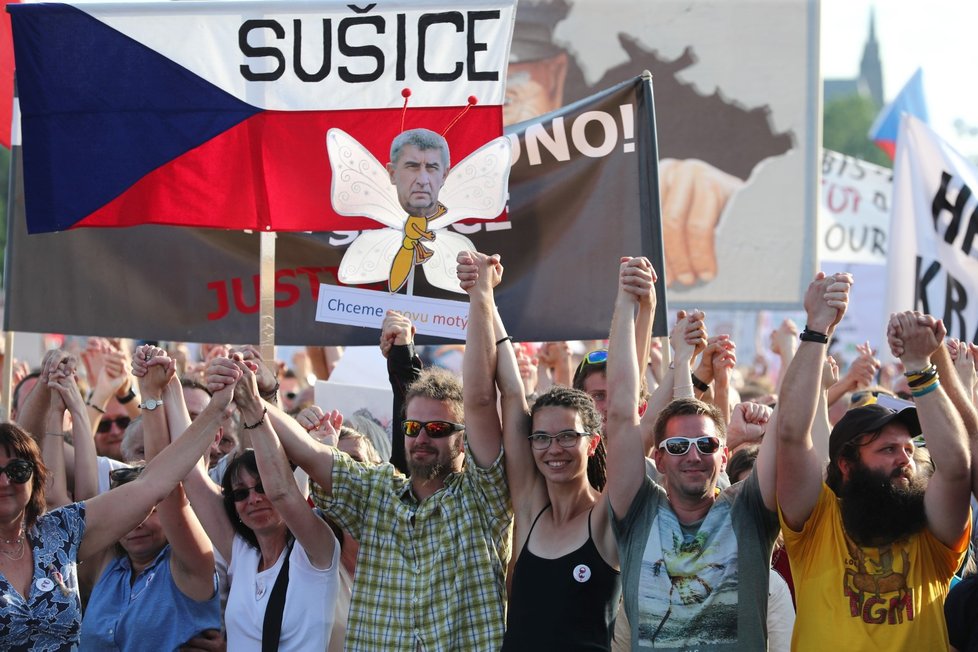 Účastníci demonstrace za nezávislost justice a lepší vládu na Letné (23. 6. 2019)