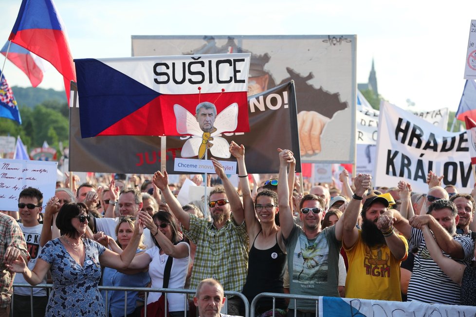 Účastníci demonstrace za nezávislost justice a lepší vládu na Letné (23. 6. 2019)