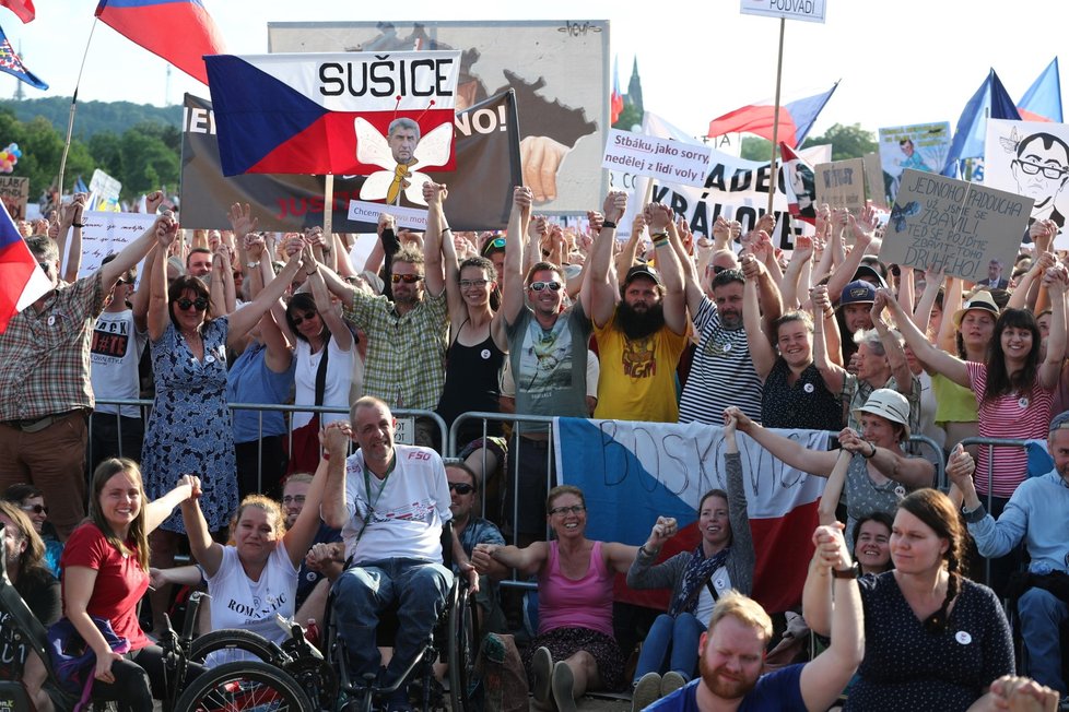 Účastníci demonstrace za nezávislost justice a lepší vládu na Letné (23. 6. 2019)