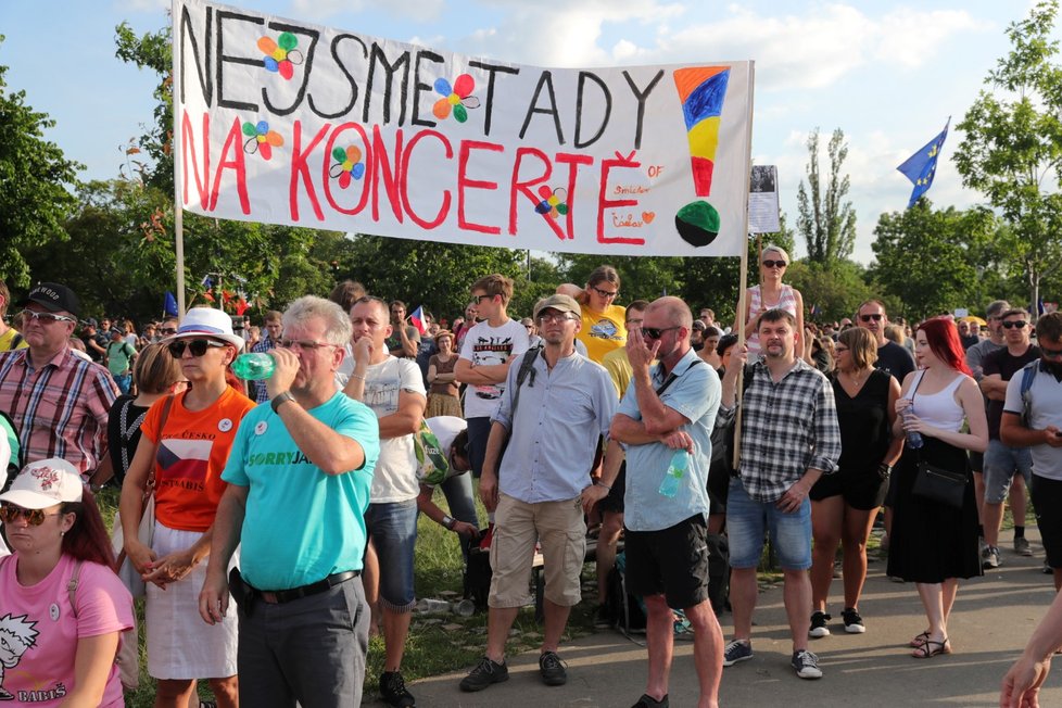 Účastníci demonstrace za nezávislost justice a lepší vládu na Letné (23. 6. 2019)