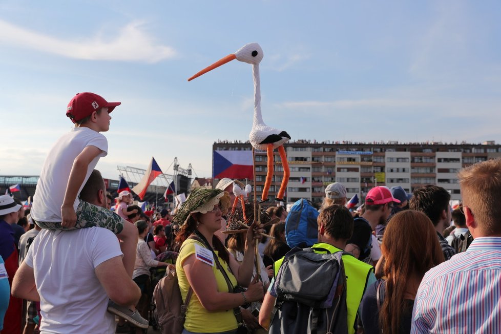 Účastníci demonstrace za nezávislost justice a lepší vládu na Letné (23. 6. 2019)