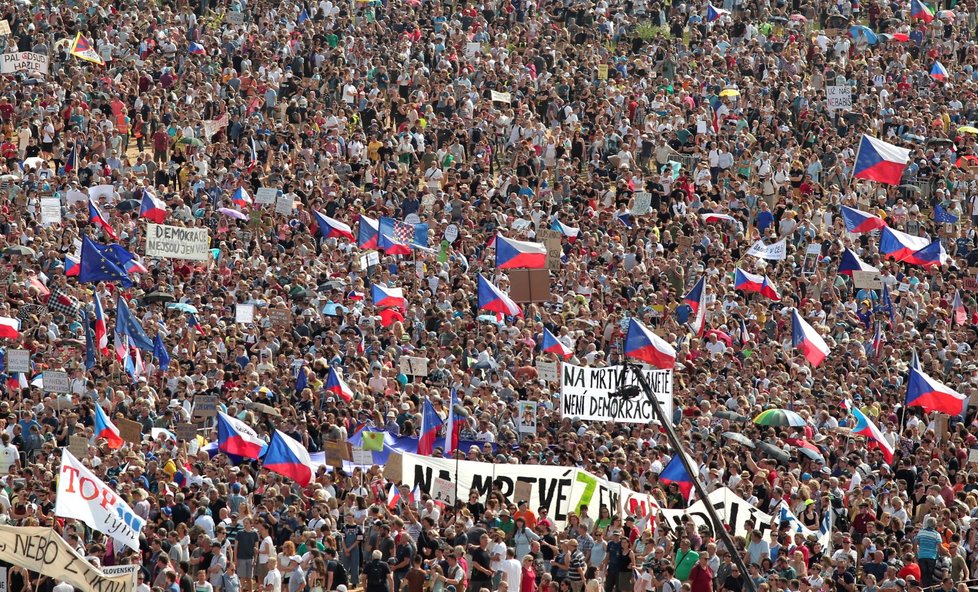 Demonstrace za nezávislost justice a lepší vládu na Letné (23. 6. 2019)