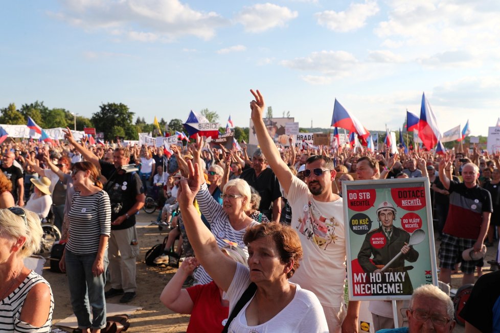 Účastníci demonstrace za nezávislost justice a lepší vládu na Letné (23. 6. 2019)