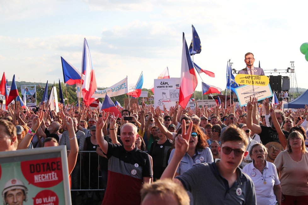 Účastníci demonstrace za nezávislost justice a lepší vládu na Letné (23. 6. 2019)